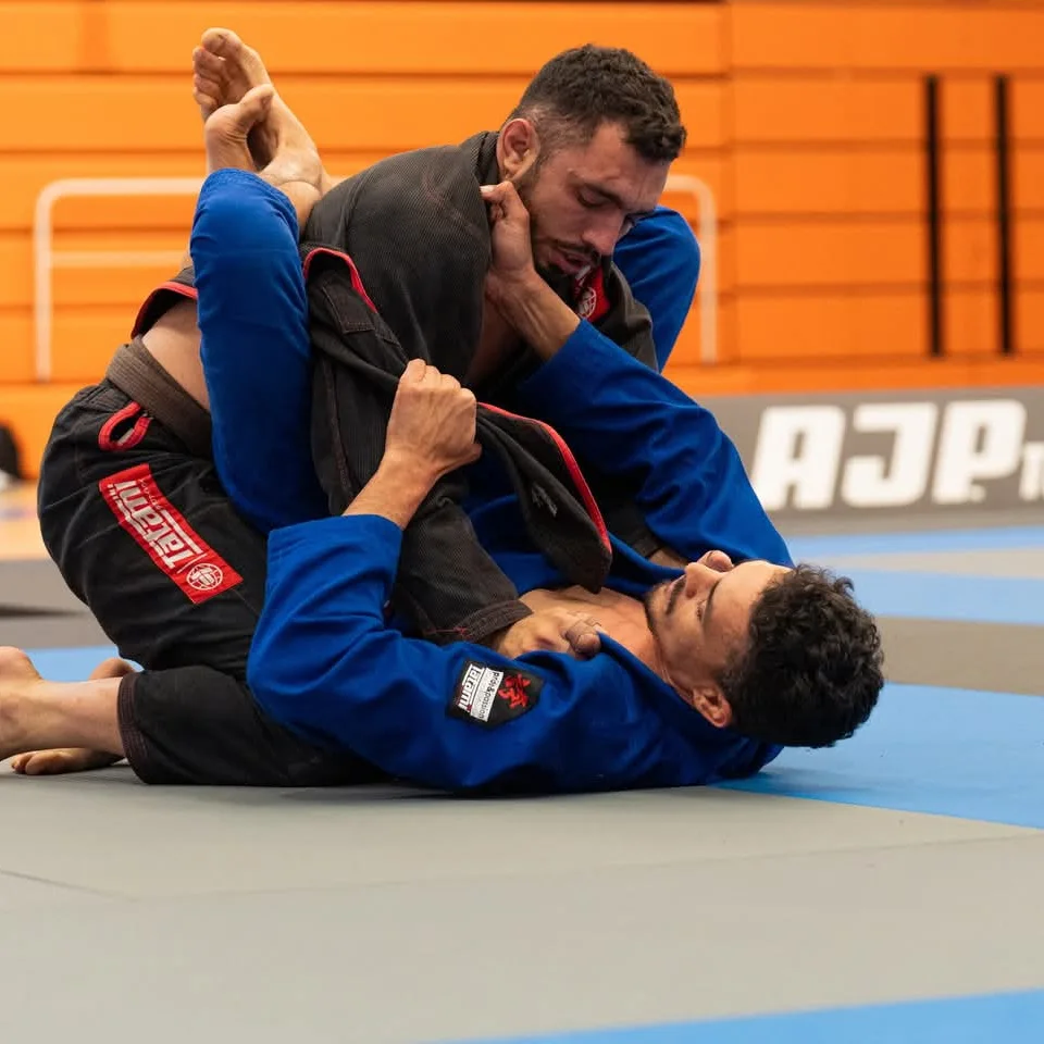 Fabiano Oliveira durante un combate de Brazilian Jiu-Jitsu en competición